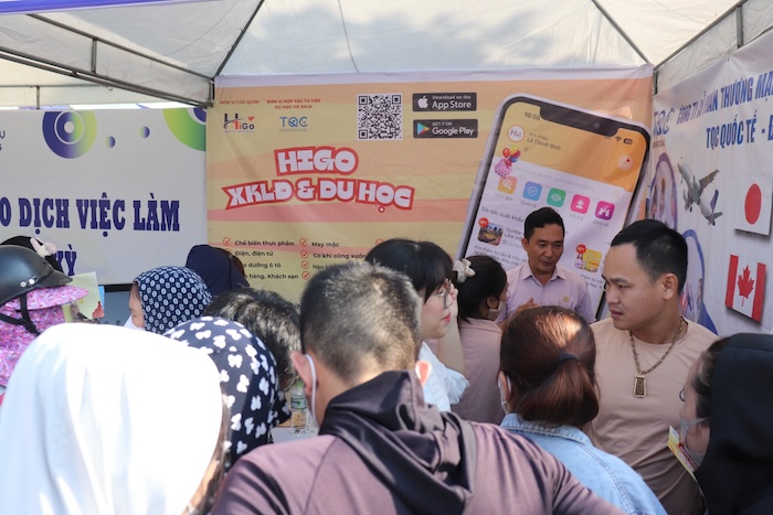 Elderly workers in Da Nang want to find work abroad. Photo: Nguyen Linh