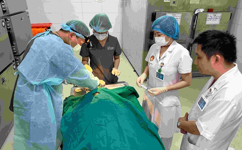 Doctors take the donor's cornea. Photo: Thuy Duong