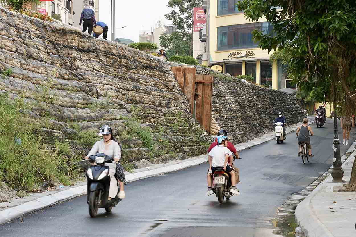 Sau 4 năm thi công, Dự án nâng cấp đường Xuân Diệu (quận Tây Hồ, Hà Nội) đã hoàn thành mở rộng đoạn tuyến dài hơn 1km.