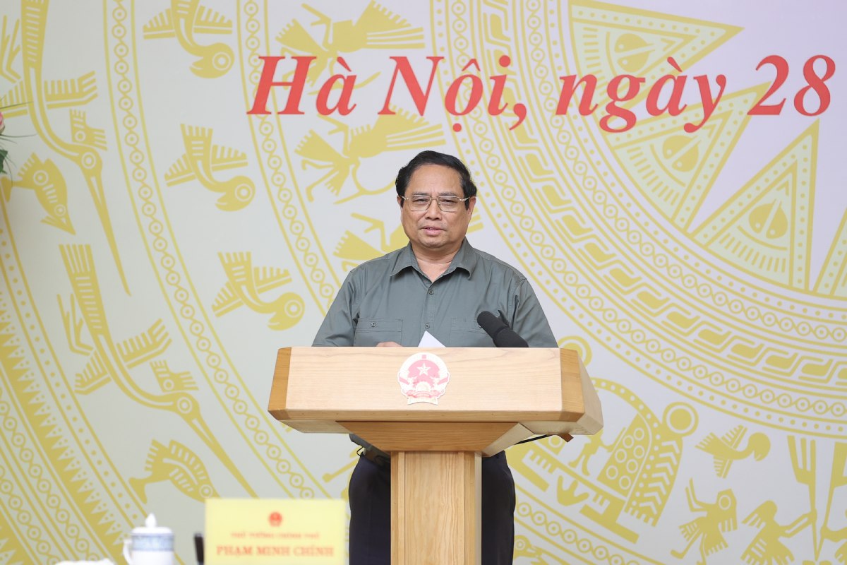 Thủ tướng Chính phủ Phạm Minh Chính yêu cầu phải xây dựng lại cầu Phong Châu trong năm 2025. Ảnh: Nhật Bắc/VGP