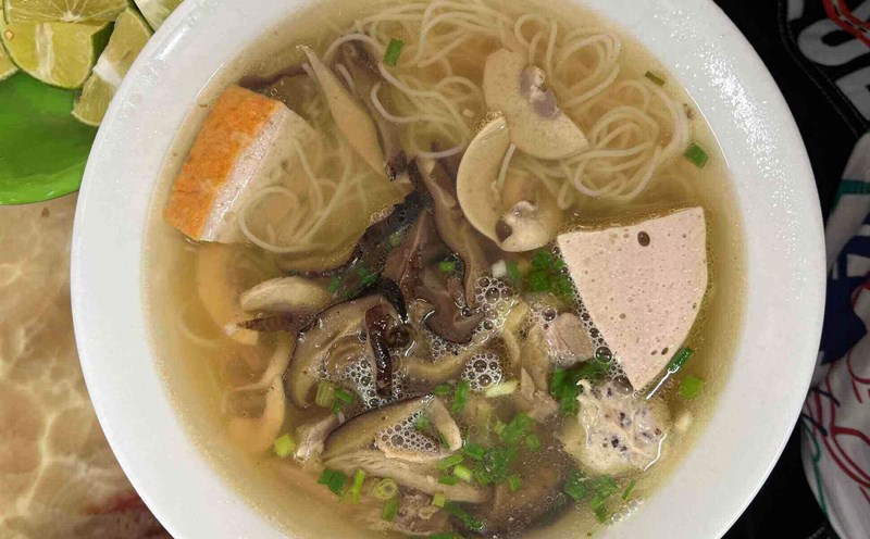 Vermicelli, rice noodles, and pho are good choices for people with hypoglycemia. Photo: Kieu Vu