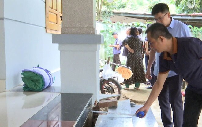 Working group of Sop Cop district inspects house cracks in Na Loc village, Sop Cop commune. Photo: Lo An
