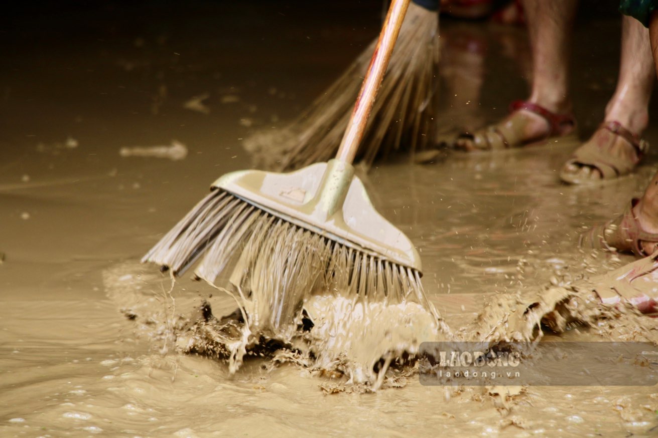 Infections from wounds sustained during flood cleanup can be fatal if not treated promptly. Photo: Viet Bac.