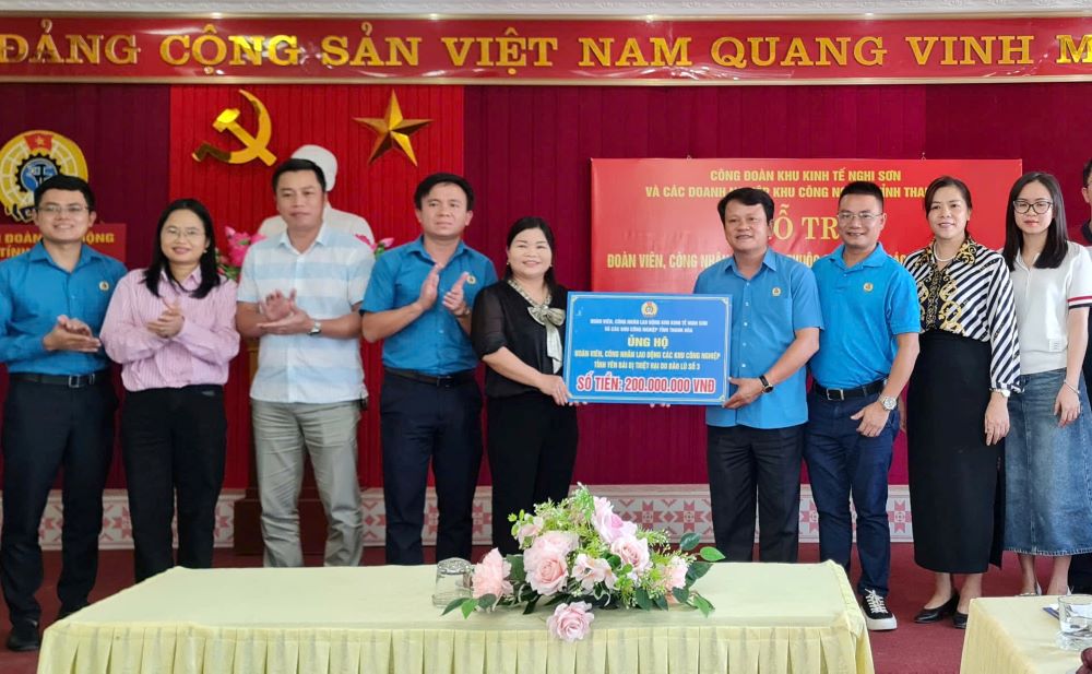 Dai dien lanh dao Cong doan Nghi Son trao so tien 200 trieu dong 