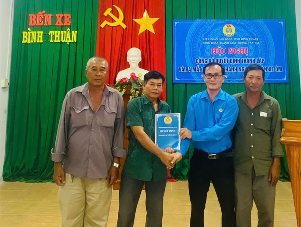 Ong Pham Van Chuong, Chu tich Cong doan nganh Giao thong van tai tinh Binh Thuan trao Quyet dinh thanh lap Nghiep doan. Anh: Pham Chuong