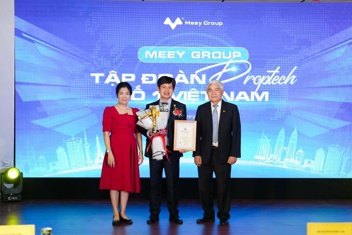 Mr. Hoang Mai Chung - Chairman of the Board of Directors of Meey Group received the award at Top Industry 4.0 Vietnam. Photo: Meey Group