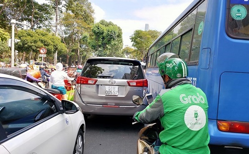 Technology motorbike taxi drivers view Maps on their phones. Photo: The Lam