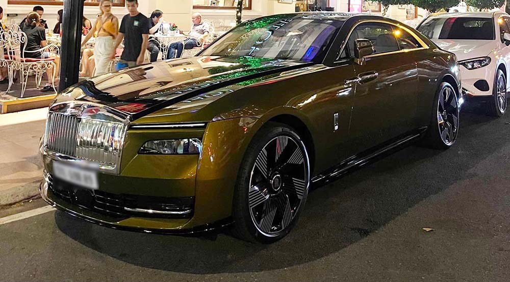 The first Rolls-Royce Spectre electric car has been revealed to be rolling in Vietnam. Photo: Supercar In VietNam
