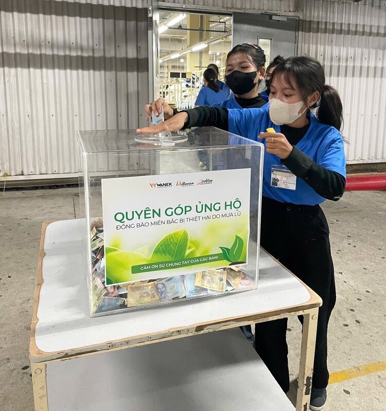 Union members and workers of Millennium Furniture Company Limited in Quang Ngai support people in the North who suffered losses due to floods. Photo: Quang Nguyen