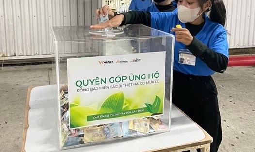 Đoàn viên, công nhân Công ty TNHH Millennium Furniture ở Quảng Ngãi ủng hộ đồng bào miền Bắc bị thiệt hại do mưa lũ. Ảnh: Quang Nguyễn