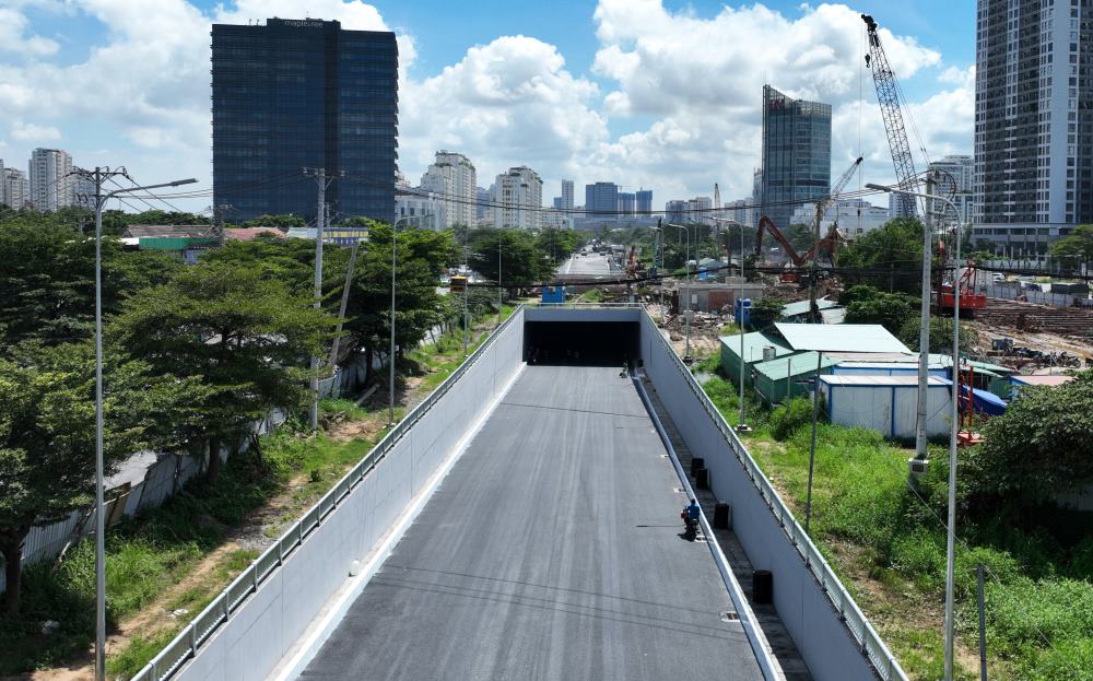 Nhánh hầm chui HC2 (hướng từ Quận 7 đi huyện Bình Chánh) chuẩn bị thông xe. Ảnh: Anh Tú