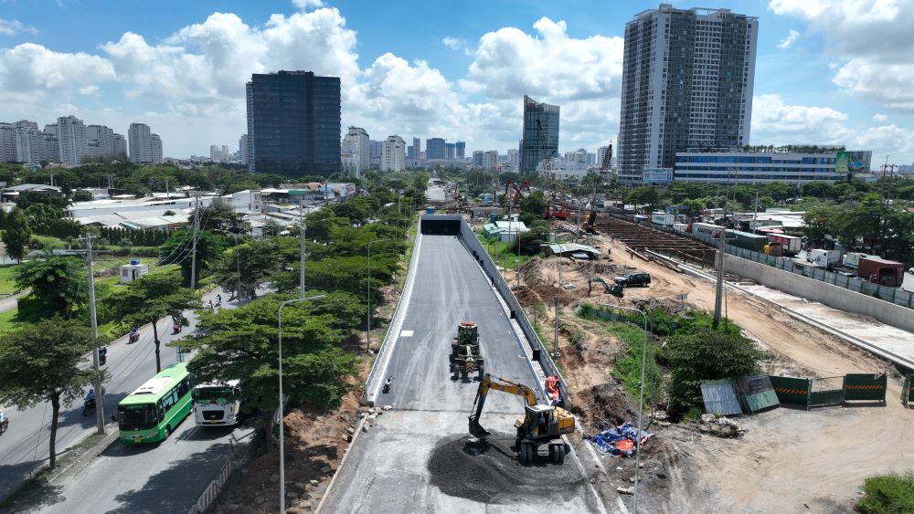  Theo ghi nhận của phóng viên, hiện nay chủ đầu tư cùng các sở, ngành liên quan đang tập trung đẩy nhanh tiến độ thi công, cố gắng hoàn thành đưa vào thông xe nhánh hầm HC2 (hướng từ Khu chế xuất Tân Thuận đi huyện Bình Chánh) vào ngày 30.9 và nhánh hầm HC1 con lại trước 31.12.