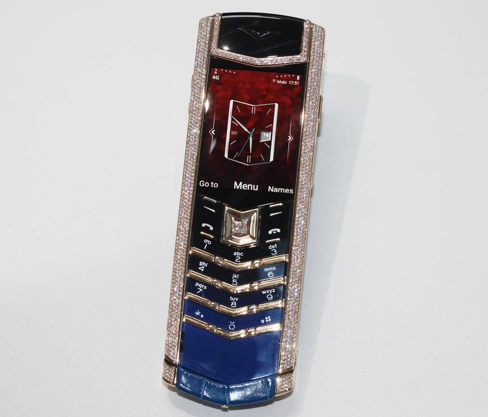 The Vertu Signature phones for sale are the upgraded versions from 2G to 4G that have appeared in the Vietnamese market. Photo: Loan Tran