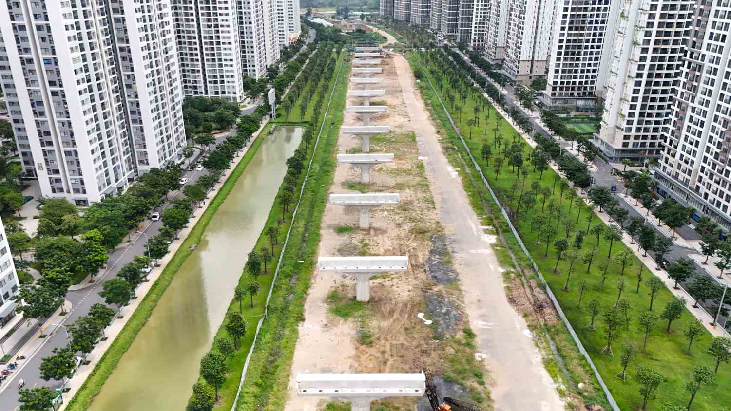 Package XL3 of Beltway 3 through Thu Duc City (HCMC) is constructing the elevated road section. Photo: Minh Quan