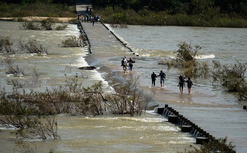 Thach Nham spillway bridge is often flooded during the rainy season, causing many difficulties for traffic, so the Provincial People's Committee is considering allocating capital for the Thach Nham bridge project. Photo: Vien Nguyen