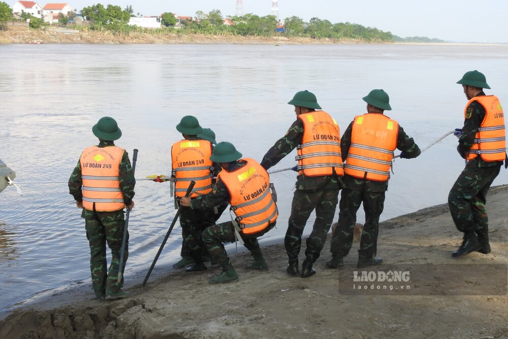 Cong viec duoc dien ra rat khan truong, chuyen nghiep. Anh: To Cong.