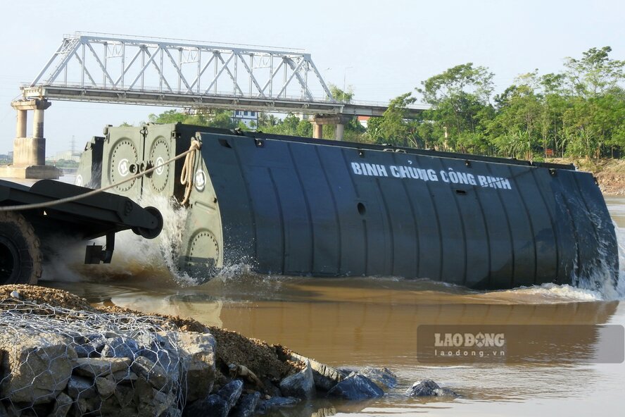 Tu ngay 30.9, Binh chung Cong binh bat dau dam bao thong cau phao Phong Chau. Thoi gian dam bao cau la tu 6h den 22h hang ngay. Doi voi nguoi, phuong tien duong bo ra vao cau phao, cac xe tho so, xe may, xe gan may, xe moto 3 banh duoc phep luu thong 2 chieu, van toc ≤ 5km/h; doi voi oto, chi cho phep cac loai xe o to con, xe ban tai (tu 2 den 4 cho ngoi), luu thong 1 chieu khi di qua cau, thoi gian moi chieu khi luu thong 10 phut, khoang cach giua cac xe ≤ 30m, van toc ≤ 10km/h... Anh: To Cong.