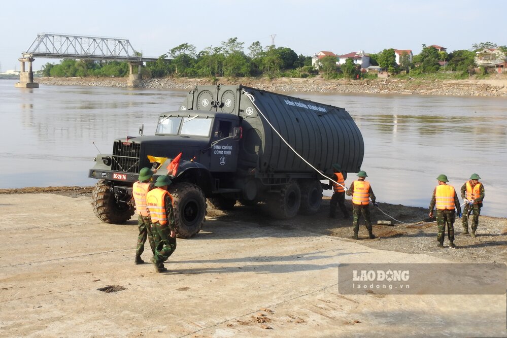 Noi duoc lap dat cau phao cach vi tri xay ra su co sap cau Phong Chau khoang 400m ve phia ha luu song Hong. Anh: To Cong.