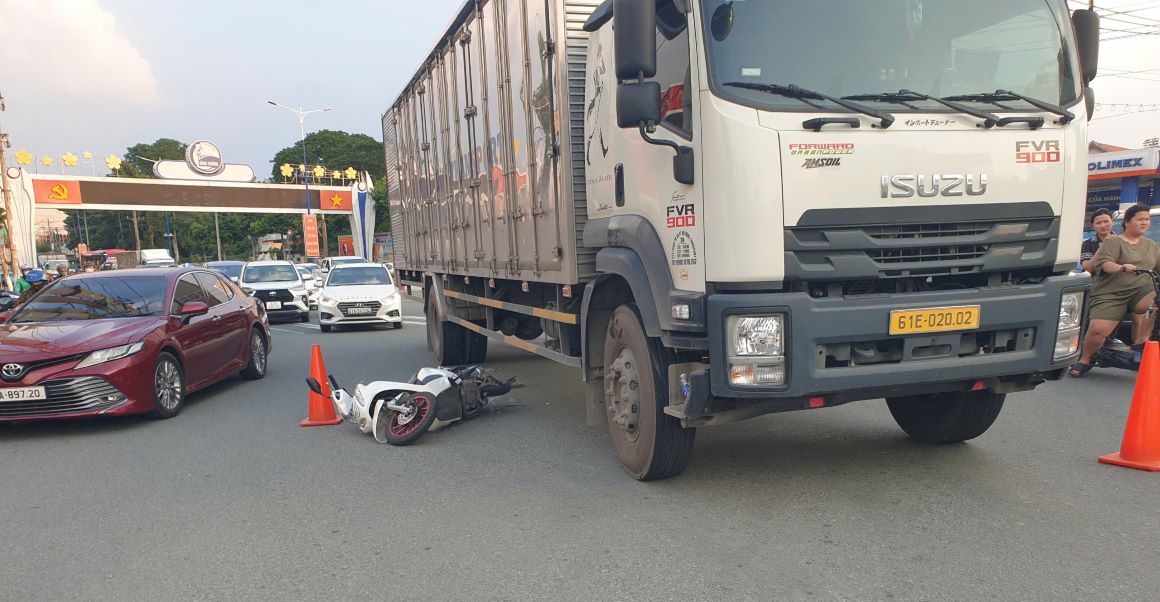 Hiện trường vụ tai nạn giữa xe tải và xe máy khiến cô gái trẻ tử vong. Ảnh: Đình Trọng