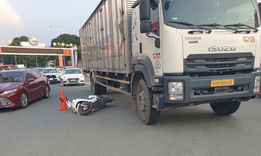Hiện trường vụ tai nạn giữa xe tải và xe máy khiến cô gái trẻ tử vong. Ảnh: Đình Trọng