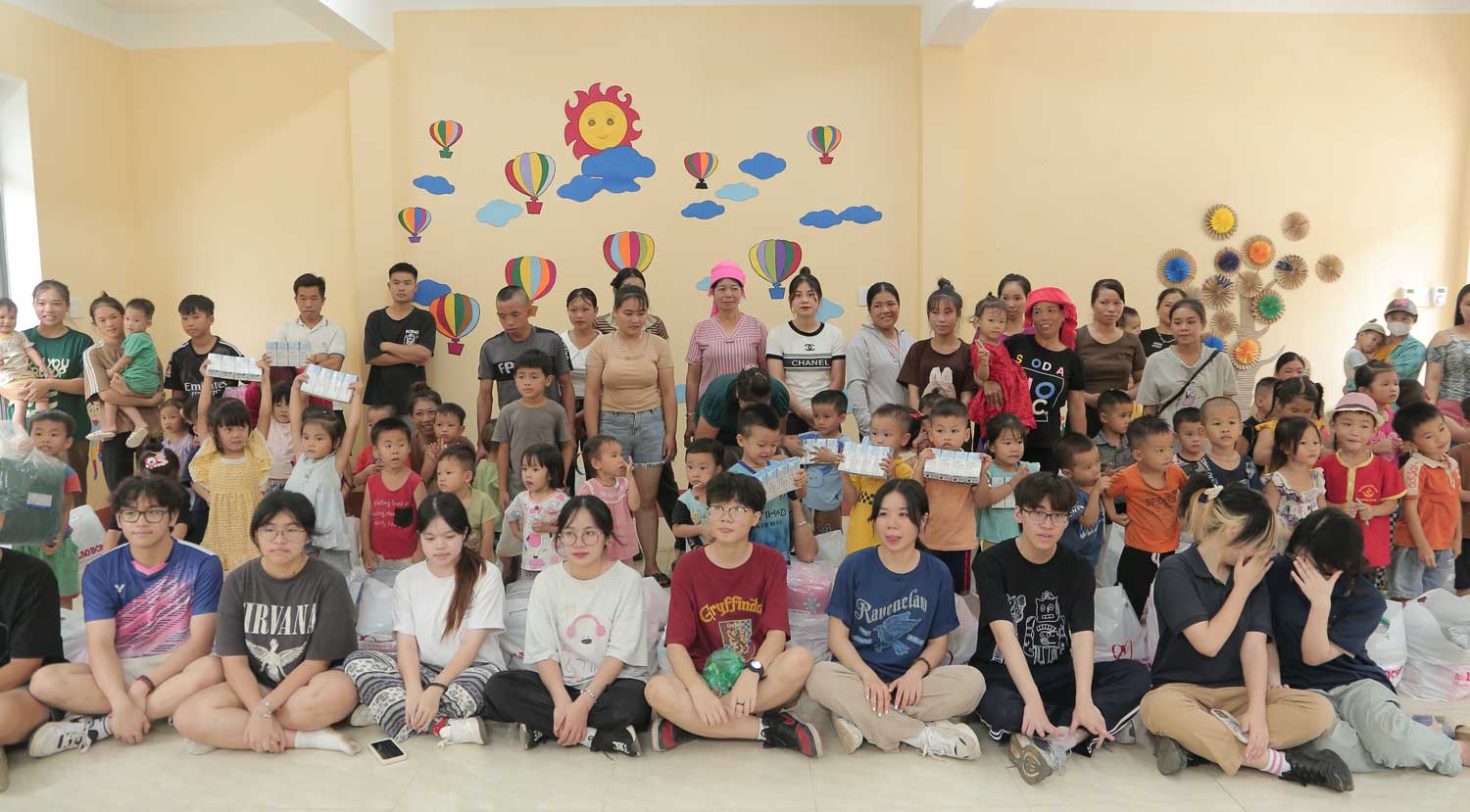 Quỹ Tấm Lòng Vàng phối hợp cùng nhóm học sinh/sinh viên Hà Nội trao quà cho điểm trường ở tỉnh Yên Bái. Ảnh: Trần Bùi