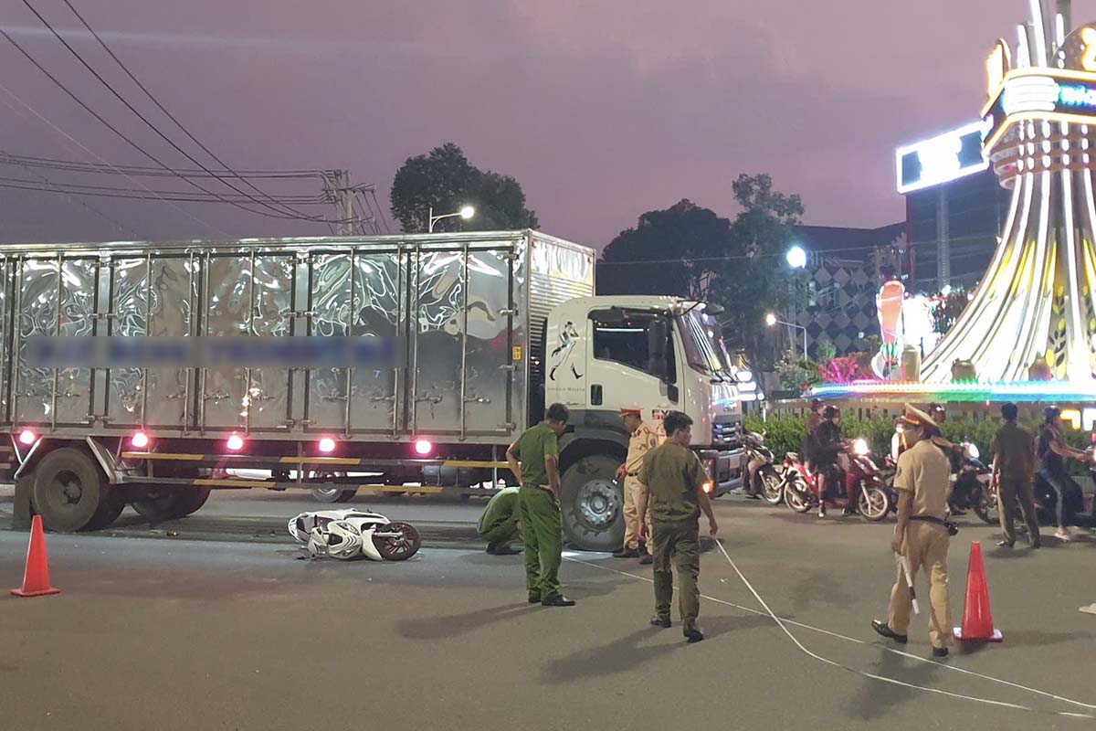 Tai nạn khiến cô gái trẻ tử vong, Quốc lộ 13 bị ùn ứ. Ảnh: Đình Trọng