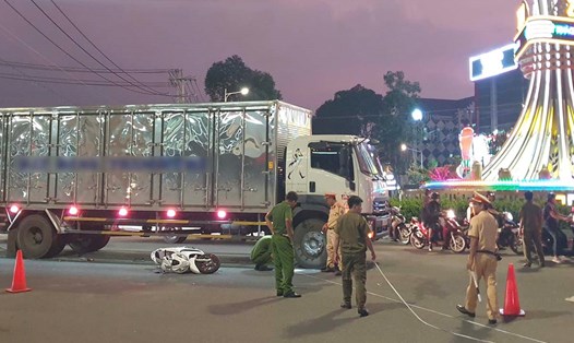 Tai nạn khiến cô gái trẻ tử vong, Quốc lộ 13 bị ùn ứ. Ảnh: Đình Trọng