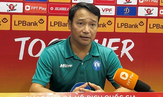 Huấn luyện viên Vũ Hồng Việt của câu lạc bộ Nam Định. Ảnh: Thái Hải