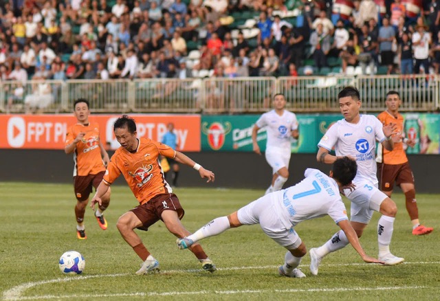 Hoang Anh Gia Lai held Nam Dinh (white) to a 0-0 draw in round 3 of V.League 2024-2025. Photo: Quang Hong