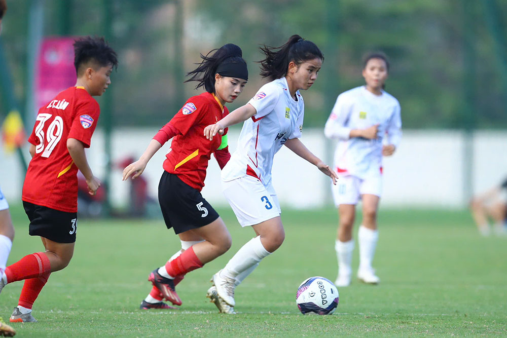 Ha Noi (ao trang) gap nhieu kho khan truoc Zantino Vinh Phuc. Anh: VFF