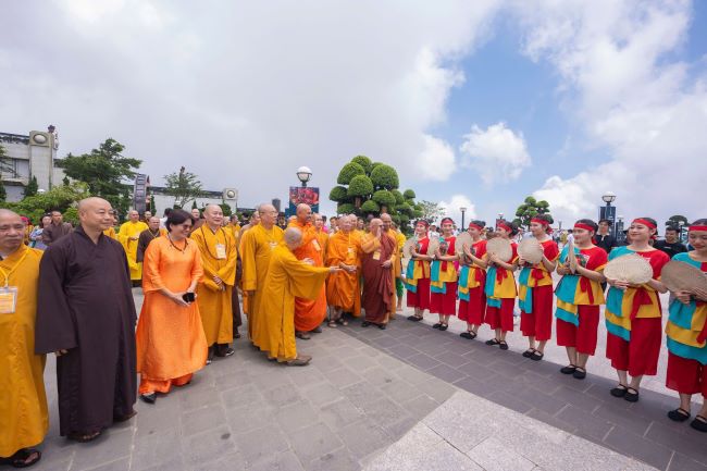 Cac dai bieu Vesak 2025 tham quan tai nui Ba Den. Anh: Sun World Ba Den Mountain 