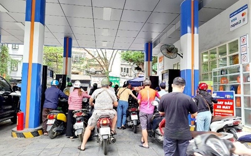 Gasoline prices are forecast to drop sharply next period. Illustration photo: Ha Vy