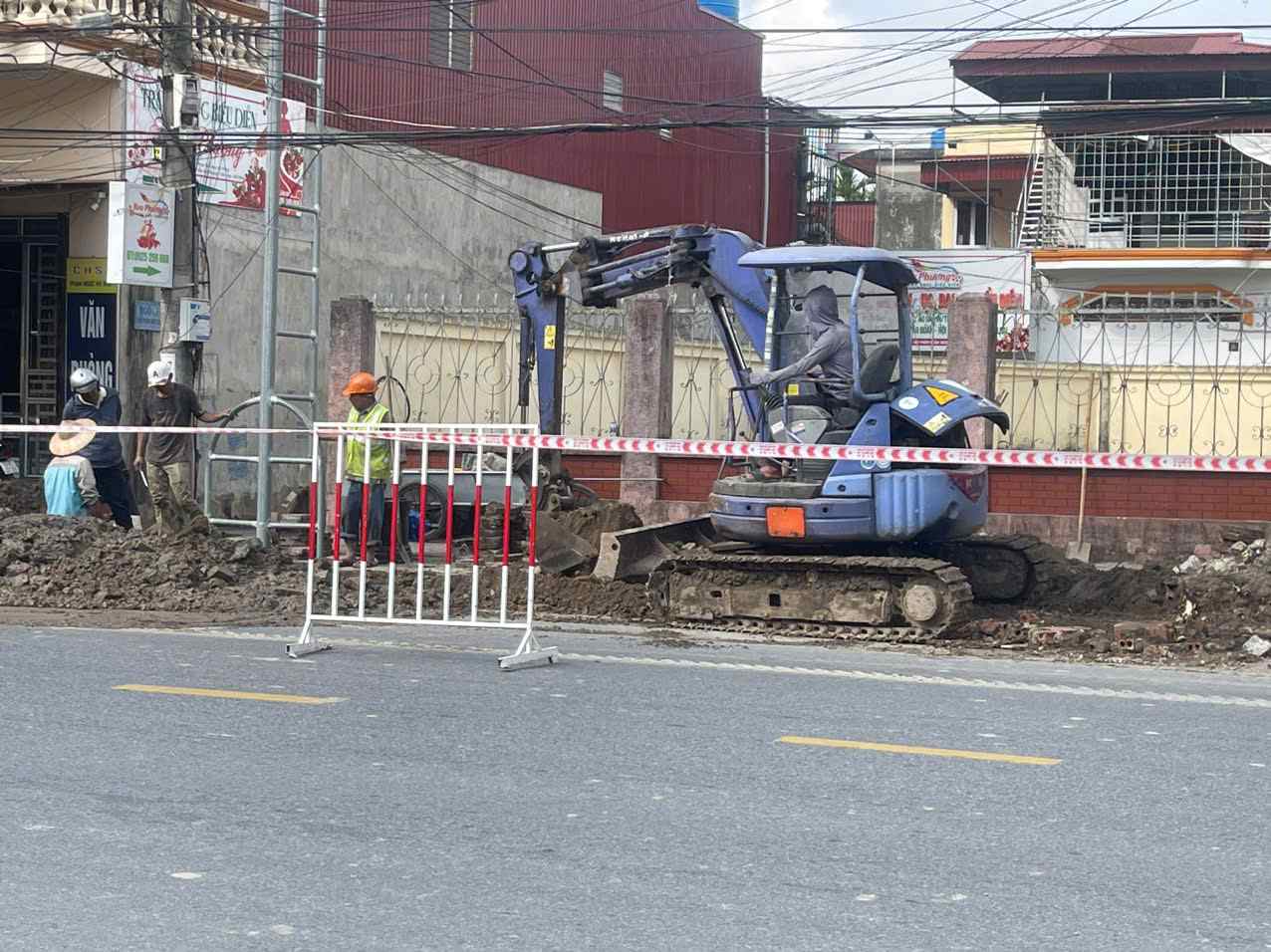 Thi công đường ống đưa nước sạch về người dân Tiên Lãng, Hải Phòng. Ảnh: UBND huyện Tiên Lãng