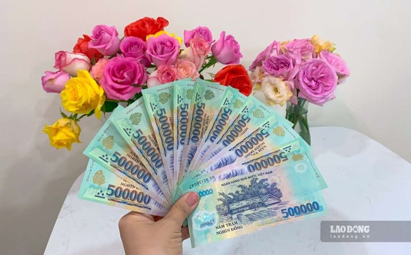 Interest Rate for 6-month savings is fluctuating from 3 - 5.55%/year. Illustration: Tra My