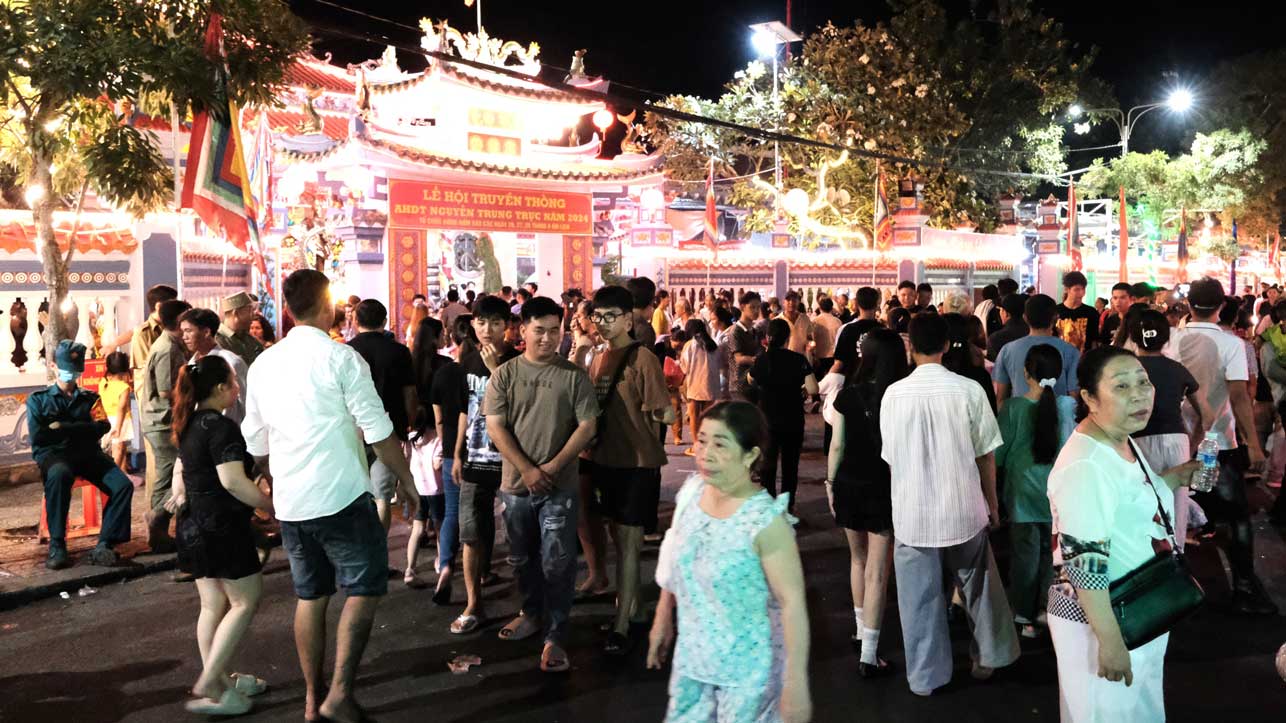 Crowds of people flock to Nguyen Trung Truc festival