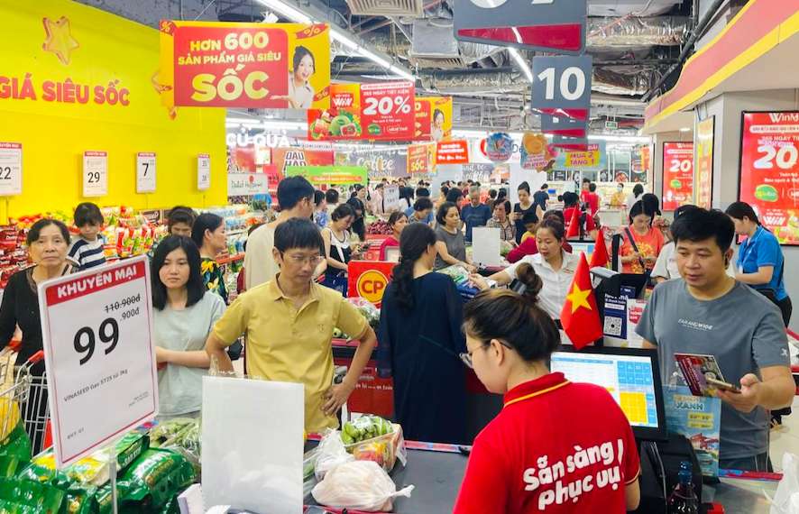 Khach hang mua sam tai WinMart Royal City sang ngay 7.9. Anh: Masan