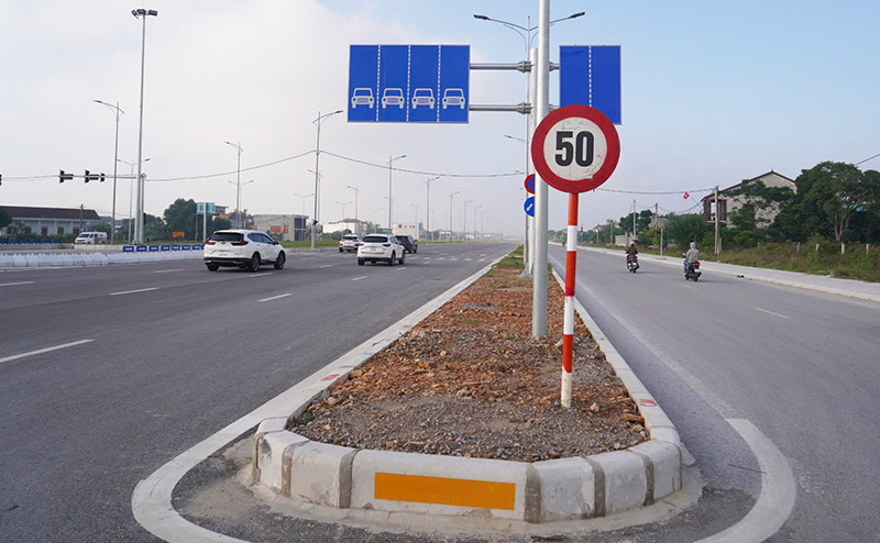 Đại lộ Vinh - Cửa Lò do chưa thi công xong nên chỉ cho phép lưu thông tốc độ tối đa 50km/h. Ảnh: Quang Đại