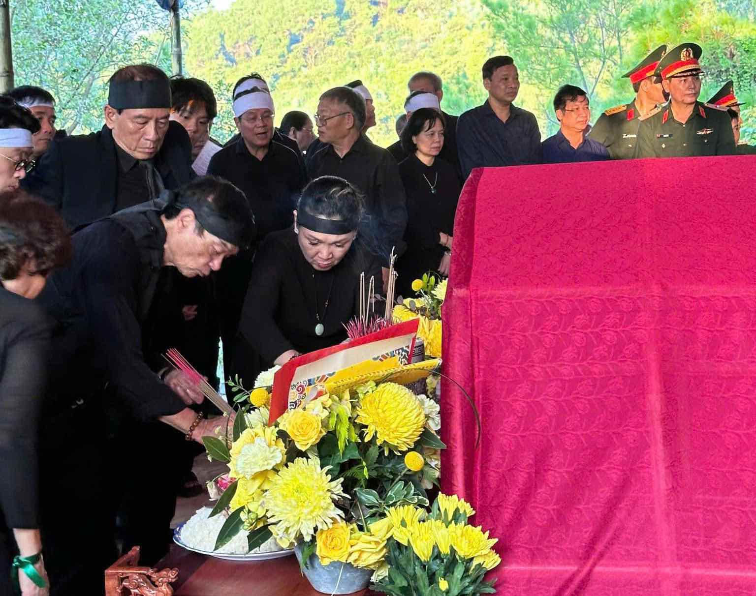 Gia đình làm lễ an táng PGS Đặng Bích Hà tại Vũng Chùa - Đảo Yến. Ảnh: T. Phương