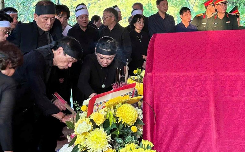 Gia đình làm lễ an táng PGS Đặng Bích Hà tại Vũng Chùa - Đảo Yến. Ảnh: T. Phương