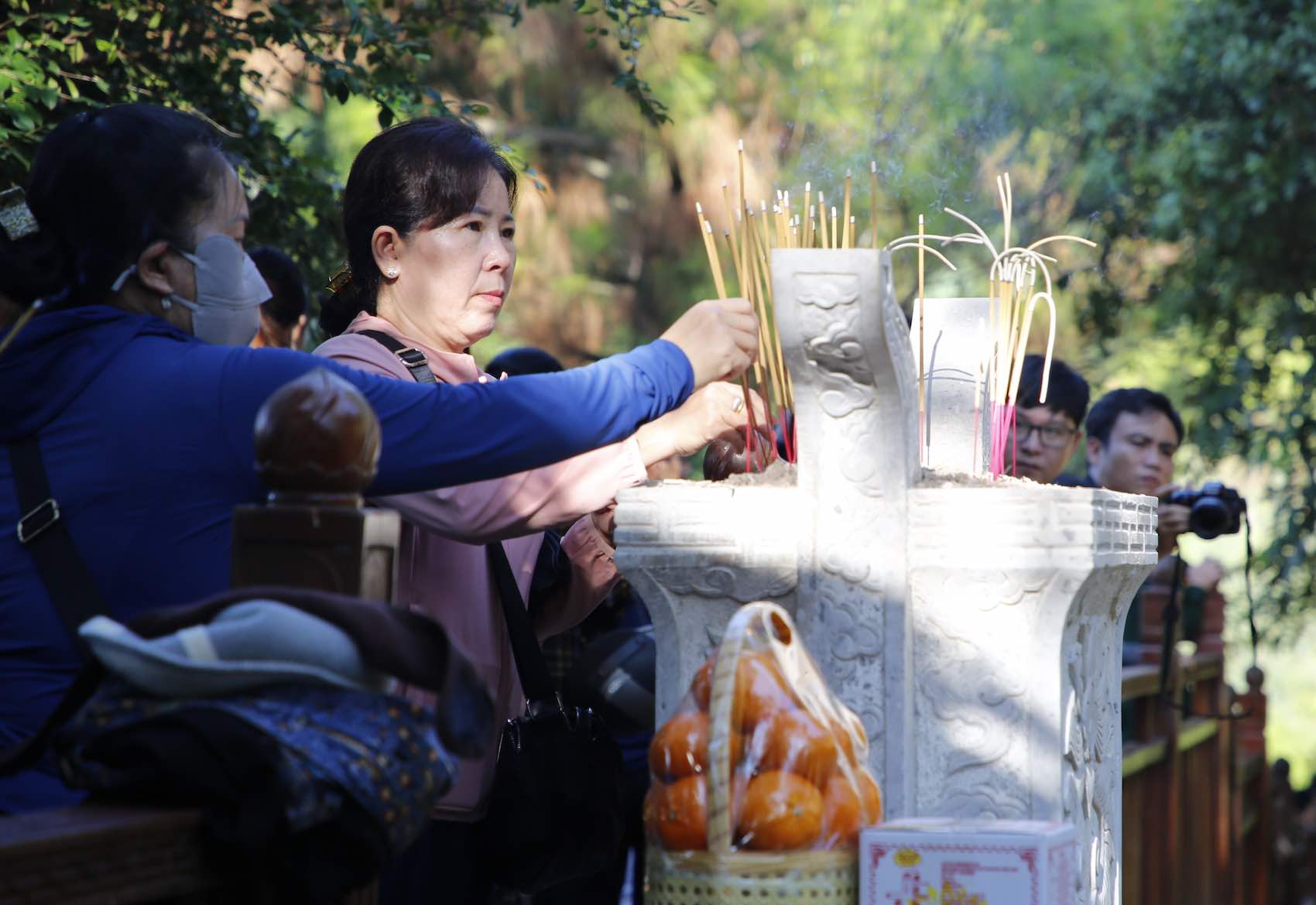 Rất đông người dân đến dâng hương Đại tướng Võ Nguyên Giáp và phu nhân. Ảnh: Công Sáng