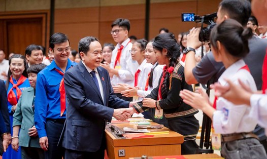 Ủy viên Bộ Chính trị, Chủ tịch Quốc hội Trần Thanh Mẫn và các đại biểu Quốc hội trẻ em. Ảnh: Lâm Hiển