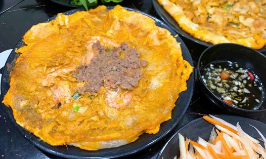 Bánh ép Huế thu hút nhiều thực khách. Ảnh: Hải Ly