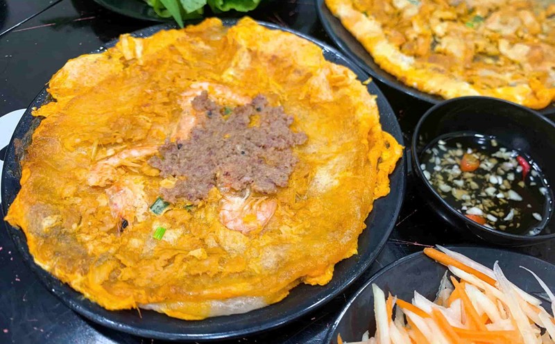 Hue banh ep Hue attracts many diners. Photo: Hai Ly