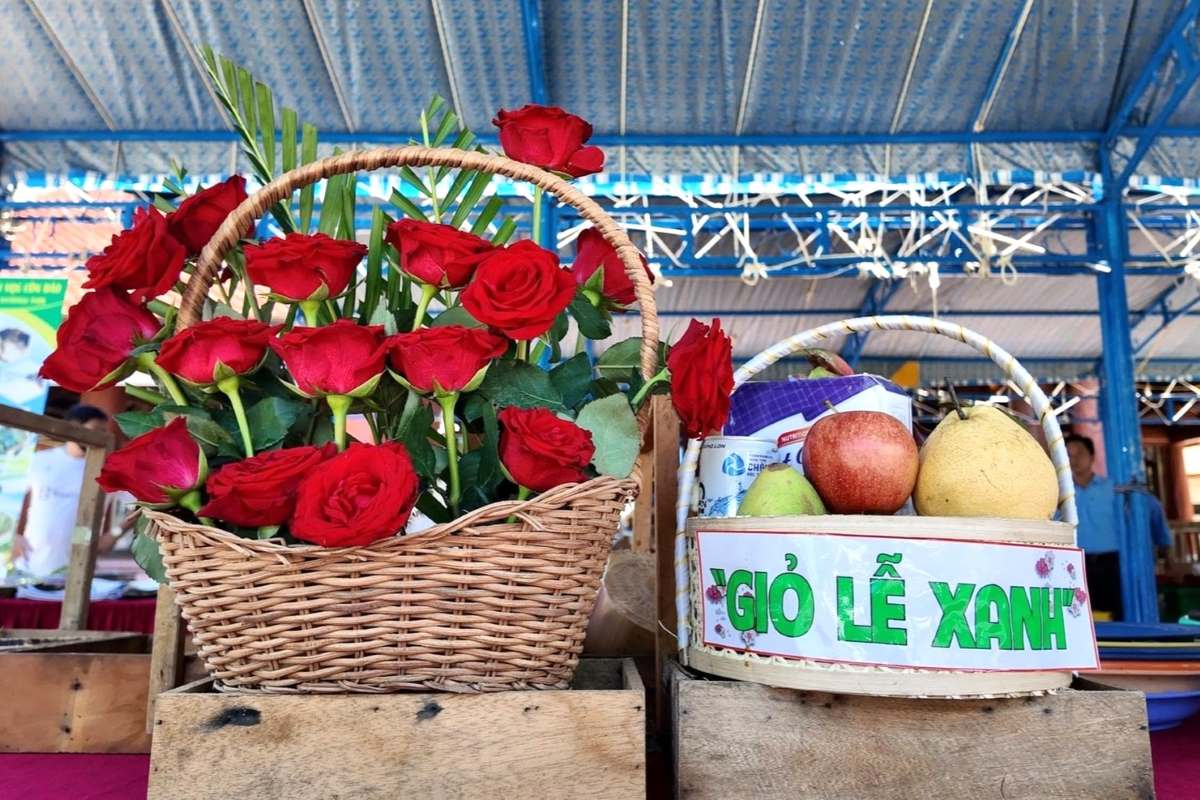 The Green Basket Program in Con Dao aims to stop offering votive paper and disposable plastic items in memorial activities. Photo: National Center for Ethnic Minorities