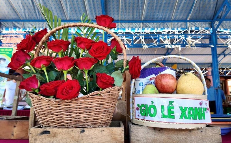 The Green Basket Program in Con Dao aims to stop offering votive paper and disposable plastic items in memorial activities. Photo: National Center for Ethnic Minorities