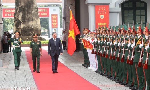 Tổng Bí thư, Chủ tịch nước Tô Lâm duyệt đội danh dự Tổng cục II, Bộ Quốc phòng. Ảnh: TTXVN