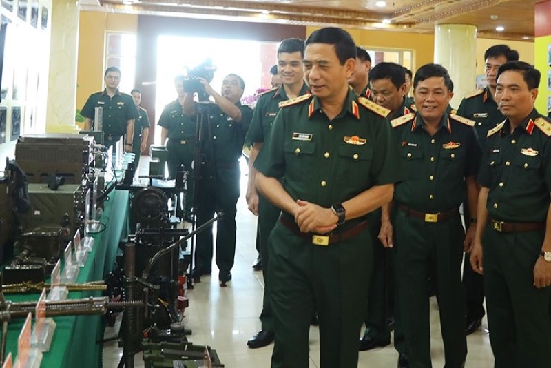 General Phan Van Giang - Minister of National Defence - visited the display area of ​​models and technical innovation initiatives of the 4th Army Corps. Photo: Ministry of National Defence