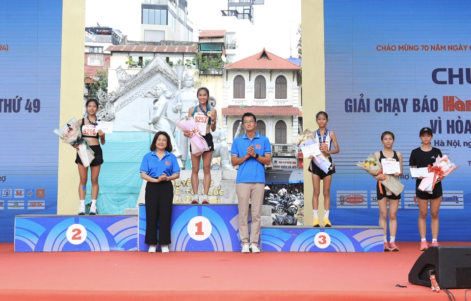 Ban to chuc trao giai he nu nang cao. Anh: Ha Noi moi