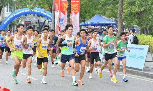 Vận động viên Nguyễn Trung Cường (tay đen) vô địch hệ nâng cao nam tại giải chạy Báo Hà Nội mới mở rộng năm 2024. Ảnh: Ban tổ chức