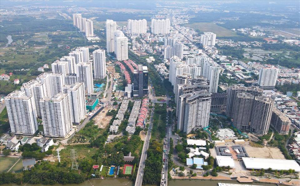 A series of high-rise buildings are built along Nguyen Huu Tho Street (Nha Be District). Photo: Anh Tu